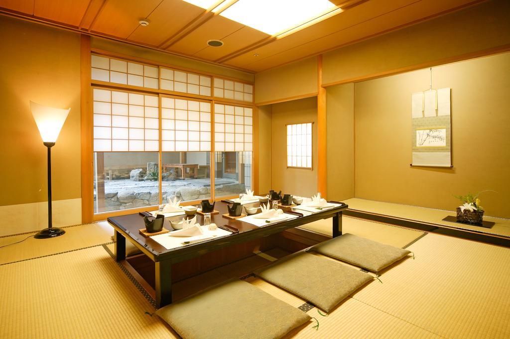 Hotel New Omi Omihachiman Exteriör bild